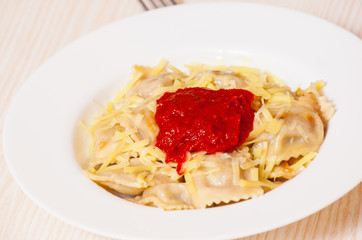 ravioli with tomato sauce and cheese