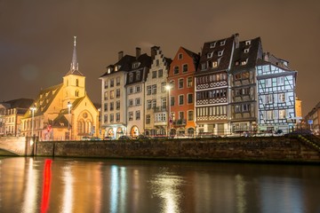 Obraz premium La Petite France à Strasbourg de nuit, Alsace