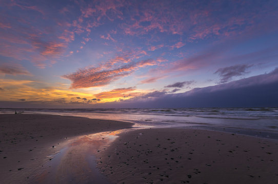 Fototapeta zachód słońca nad morską plażą