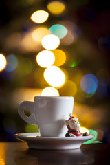 Tazzina di caffè con sfondo di luci natalizie