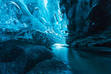 Grande grotte de glace a au glacier Vatnajokull, Islande
