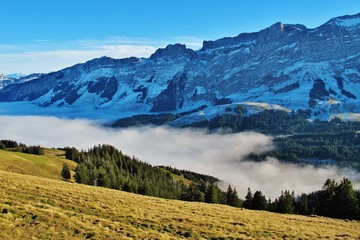 Bergwandern über der Nebeldecke