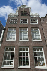 Fototapeta na wymiar Old residential house. (The Begijnhof in Amsterdam)