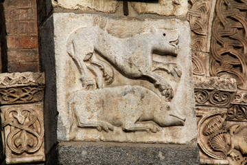 fiera e vitello   capitello atrio, basilica S. Ambrogio, Milano © gabriffaldi