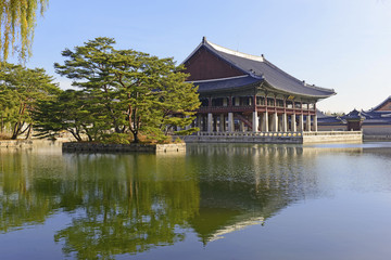 Fototapeta na wymiar Gyeonghoeru Pavilion, Gyeongbokgung Palace, Seoul Korea
