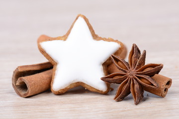 Zimtsterne mit Sternanis und Zimtstange, weihnachtliches Gebäck
