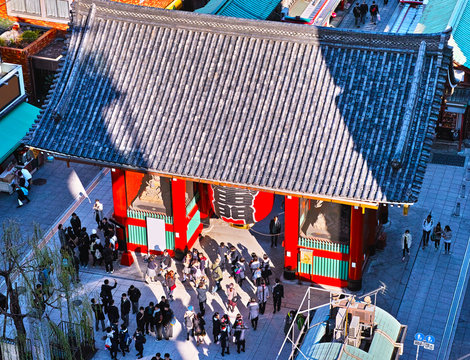 浅草寺雷門と観光客