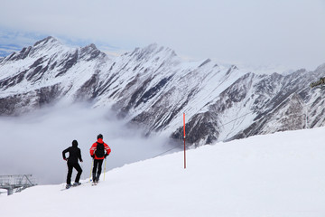 Fototapeta na wymiar Skifahrer auf einem Hang in den Alpen in Österreich