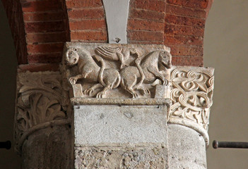 leoni e aquila  capitello basilica di Sant'Ambrogio, Milano © gabriffaldi