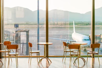 Fototapete Flughafen leere Cafétische im Flughafen und in der Flugzeugansicht