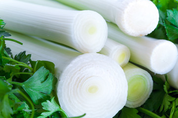 Lauchstapel auf Schnittbrett