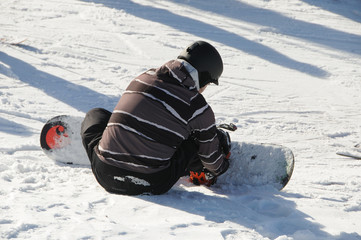 Fototapeta na wymiar Snowboarder im Schnee