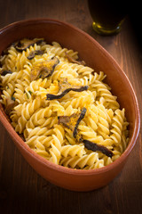 Fusilli con bottarga e funghi, cucina sarda