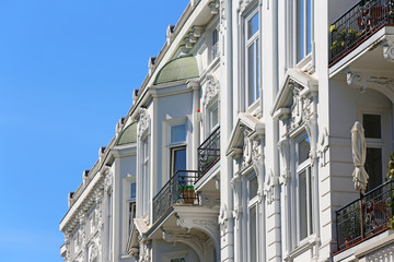 Altbau mit Erkern und Stuck