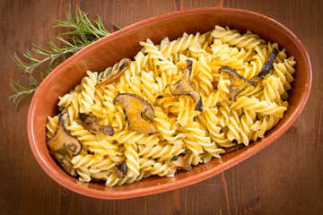 Fusilli con bottarga e funghi, cucina sarda