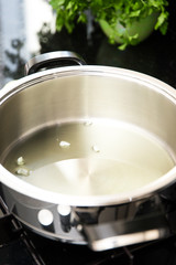 Zwiebel zerstückelt im Topf