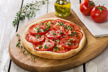 pie with tomato tart of puff pastry