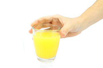 main tenant un verre de jus d'orange