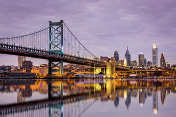 Naklejka premium Ben Franklin bridge and Philadelphia skyline