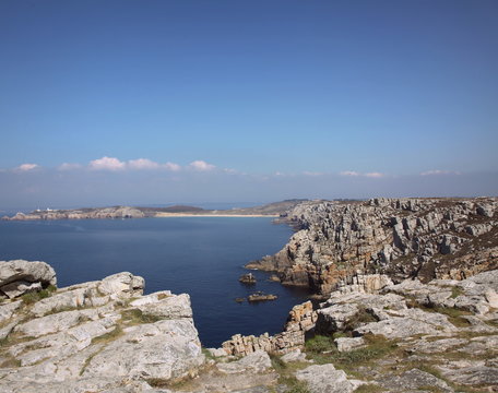 Criques et falaises en bretagne.