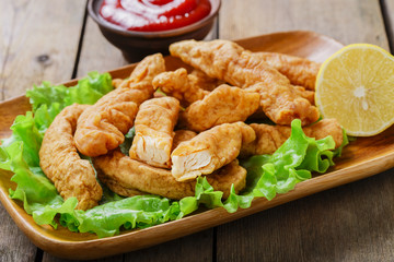sticks breaded chicken with lemon