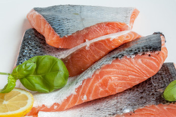 Tranches de filets de saumon dans une assiette blanche