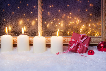 Vierter Advent, Geschenk, Kugeln