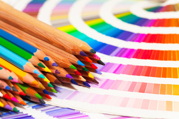 crayons de couleurs sur un nuancier