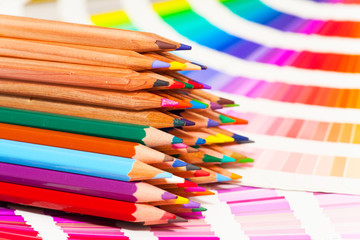 crayons de couleurs sur un nuancier