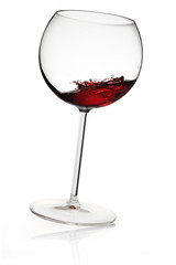 Calice con vino rosso in agitazione