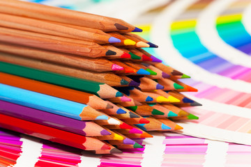 crayons de couleurs sur un nuancier