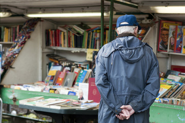 Fototapeta premium Old man and the books