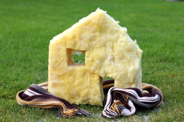 Haus aus Dämmstoff mit Schal drumherum