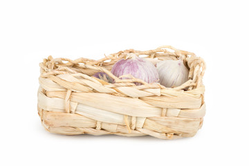 Obraz premium Organic garlic in a small basket