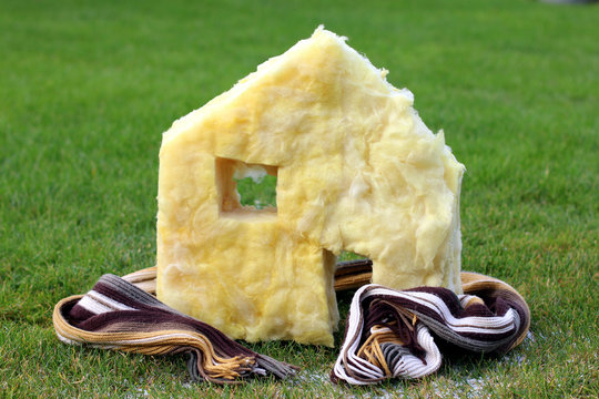Haus aus D&auml;mmstoff mit Schal drumherum