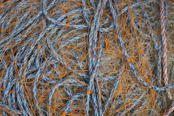 Seile in einem Fischerhafen in Cornwall, Großbritannien