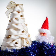 Albero di Natale fatto a mano e ghirlande blu, babbo natale