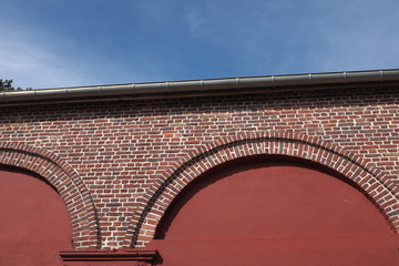 mur en briques avec arches