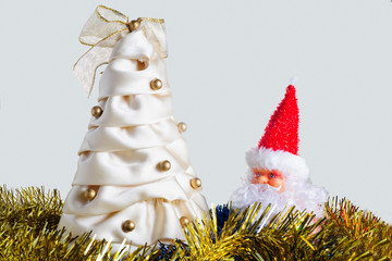 Albero di Natale fatto a mano e ghirlande gialle, babbo natale