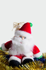 Babbo Natale in mezzo alle ghirlande gialle e blu, Natale