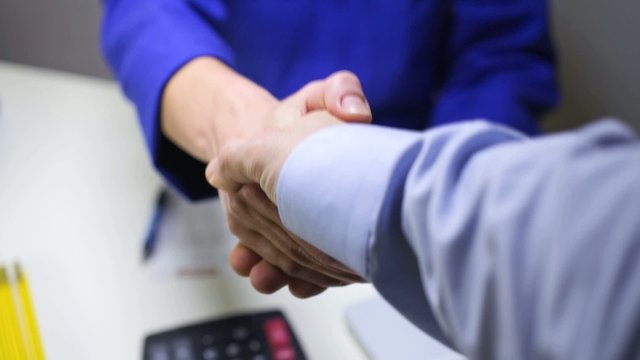 handshake between a workshop manager and a client