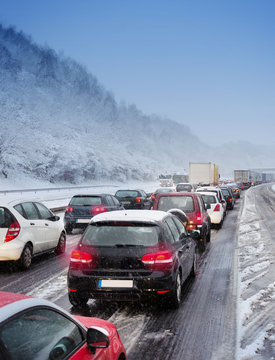 Pendelverkehr Stau auf Autobahn Schnee Winter