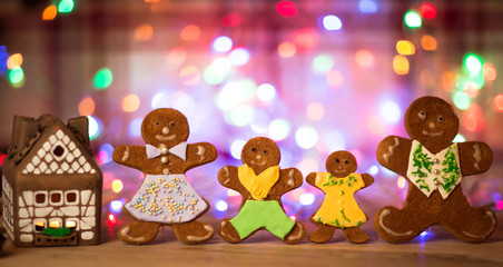 Obraz na płótnie Canvas Christmas gingerbread men candles