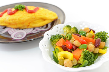 美味しそうなオムライスとサラダ