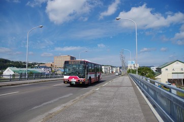 橋を走るバス