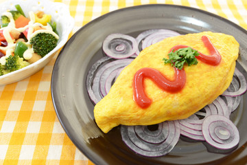 美味しそうなオムライスとサラダ