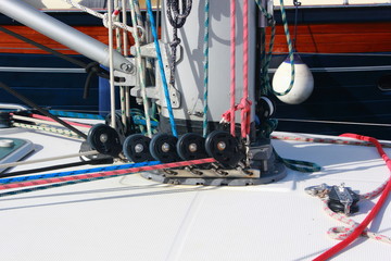 Obraz premium sailing boat ropes, pulleys, mast and deck tidy