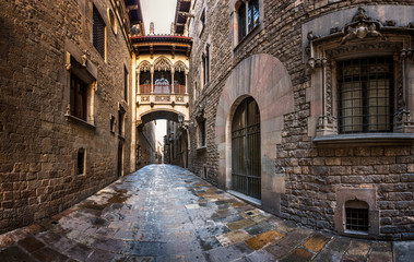 Obraz premium Dzielnica Gotycka Barri i Most Westchnień w Barcelonie, Katalonia