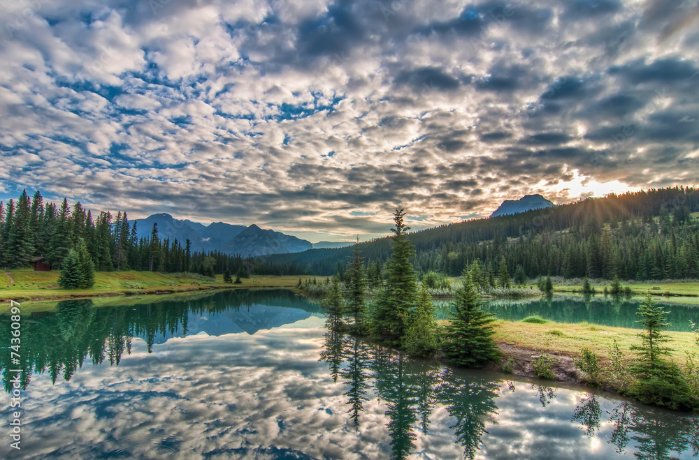 Fototapete Amazing Clouds and Trees Reflected in Lake