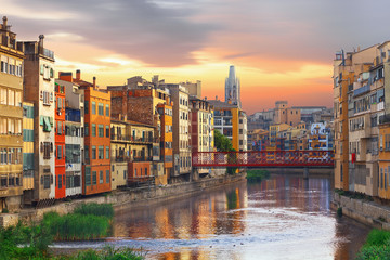 Obraz premium Sunset in Old Girona town, view on river Onyar